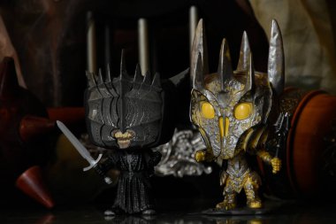 Karanlık Lord Sauron ve Yüzüklerin Efendisi 'ndeki Sauron Ağzı' nın aksiyon figürleri. Kadim güç topuzu silahı, sütunlar, karanlık kale.