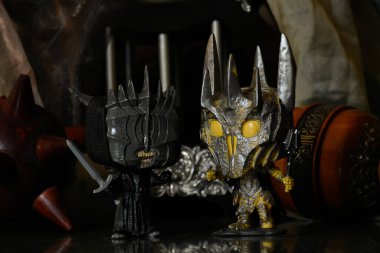 Karanlık Lord Sauron ve Yüzüklerin Efendisi 'ndeki Sauron Ağzı' nın aksiyon figürleri. Kadim güç topuzu silahı, sütunlar, karanlık kale.