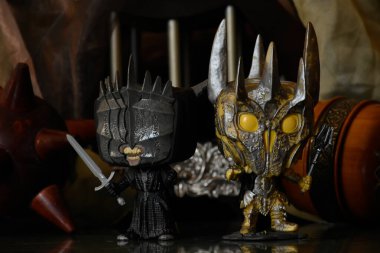 Karanlık Lord Sauron ve Yüzüklerin Efendisi 'ndeki Sauron Ağzı' nın aksiyon figürleri. Kadim güç topuzu silahı, sütunlar, karanlık kale.