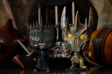 Karanlık Lord Sauron ve Yüzüklerin Efendisi 'ndeki Sauron Ağzı' nın aksiyon figürleri. Kadim güç topuzu silahı, sütunlar, karanlık kale.