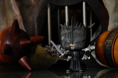Sauron 'lu Mouth of Sauron' un fantezi filmi Yüzüklerin Efendisi 'ndeki Funko Pop figürü. Kadim güç topuzu silahı, sütunlar, karanlık kale.