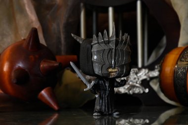 Sauron 'lu Mouth of Sauron' un fantezi filmi Yüzüklerin Efendisi 'ndeki Funko Pop figürü. Kadim güç topuzu silahı, sütunlar, karanlık kale.