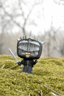 Sauron 'lu Mouth of Sauron' un fantezi filmi Yüzüklerin Efendisi 'ndeki Funko Pop figürü. Yeşil yosunlu kayalar, vahşi orman, vadi, atmosferik yer. 