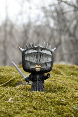 Sauron 'lu Mouth of Sauron' un fantezi filmi Yüzüklerin Efendisi 'ndeki Funko Pop figürü. Yeşil yosunlu kayalar, vahşi orman, vadi, atmosferik yer. 