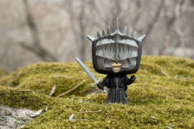 Sauron 'lu Mouth of Sauron' un fantezi filmi Yüzüklerin Efendisi 'ndeki Funko Pop figürü. Yeşil yosunlu kayalar, vahşi orman, vadi, atmosferik yer. 