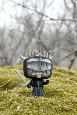 Sauron 'lu Mouth of Sauron' un fantezi filmi Yüzüklerin Efendisi 'ndeki Funko Pop figürü. Yeşil yosunlu kayalar, vahşi orman, vadi, atmosferik yer. 