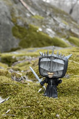 Sauron 'lu Mouth of Sauron' un fantezi filmi Yüzüklerin Efendisi 'ndeki Funko Pop figürü. Yeşil yosunlu kayalar, vahşi orman, vadi, atmosferik yer. 