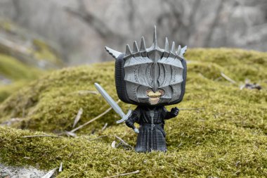 Sauron 'lu Mouth of Sauron' un fantezi filmi Yüzüklerin Efendisi 'ndeki Funko Pop figürü. Yeşil yosunlu kayalar, vahşi orman, vadi, atmosferik yer. 