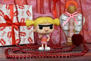 Nickelodeon animasyon dizisi Hey Arnold 'dan Helga Pataki' nin Funko Pop aksiyon figürü. Sevgililer Günü, el yapımı melek, hediye kutusu, kolye, kırmızı kurdele..