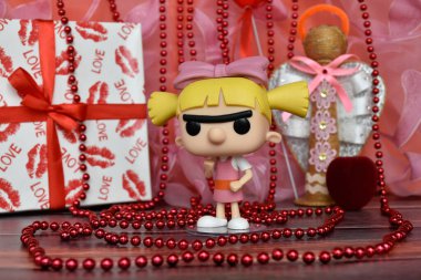 Nickelodeon animasyon dizisi Hey Arnold 'dan Helga Pataki' nin Funko Pop aksiyon figürü. Sevgililer Günü, el yapımı melek, hediye kutusu, kolye, kırmızı kurdele..