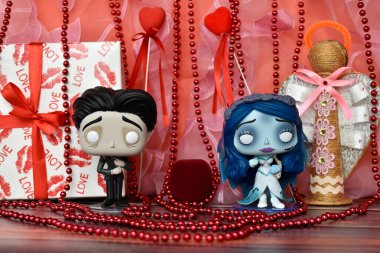 Gotik animasyon filmi Ceset Gelin 'den Victor ve Emily' nin aksiyon figürleri. Sevgililer Günü, el yapımı melek, hediye kutusu, kırmızı kurdele, kalpler, romantizm.