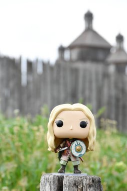 Eowyn 'in Funko Pop aksiyon figürü, Rohan' ın asil kadını, Yüzüklerin Efendisi adlı fantezi filmindeki bakire. Eski ahşap kale kuleleri, yüksek kapılar.