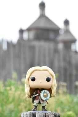 Eowyn 'in Funko Pop aksiyon figürü, Rohan' ın asil kadını, Yüzüklerin Efendisi adlı fantezi filmindeki bakire. Eski ahşap kale kuleleri, yüksek kapılar.