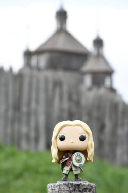 Eowyn 'in Funko Pop aksiyon figürü, Rohan' ın asil kadını, Yüzüklerin Efendisi adlı fantezi filmindeki bakire. Eski ahşap kale kuleleri, yüksek kapılar.