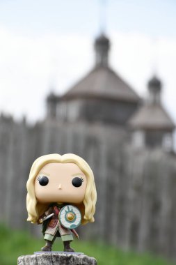 Eowyn 'in Funko Pop aksiyon figürü, Rohan' ın asil kadını, Yüzüklerin Efendisi adlı fantezi filmindeki bakire. Eski ahşap kale kuleleri, yüksek kapılar.
