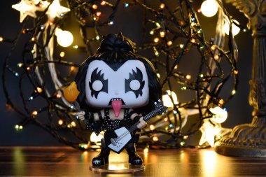 Ünlü müzisyen Gene Simmons 'ın Funko Pop aksiyon figürü The Demon grubunun solisti Kiss. Sıcak aydınlatma, ateş gösterisi, siyah arka plan, karanlık ruh hali..