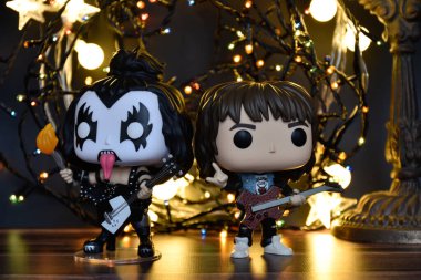 Gene Simmons The Demon 'ın Funko Pop aksiyon figürleri, Kiss and Eddie TV dizisi Stranger Things' den. Sıcak ışıklandırma, renkli ışıklar, siyah arkaplan.