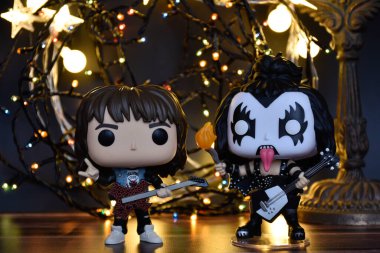 Gene Simmons The Demon 'ın Funko Pop aksiyon figürleri, Kiss and Eddie TV dizisi Stranger Things' den. Sıcak ışıklandırma, renkli ışıklar, siyah arkaplan.