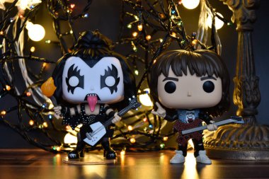 Gene Simmons The Demon 'ın Funko Pop aksiyon figürleri, Kiss and Eddie TV dizisi Stranger Things' den. Sıcak ışıklandırma, renkli ışıklar, siyah arkaplan.
