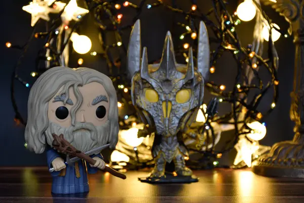 Büyücü Gri Gandalf ve Yüzüklerin Efendisi 'ndeki Karanlık Lord Sauron' un aksiyon figürleri. Sıcak aydınlatma, siyah arkaplan, karanlık yer.