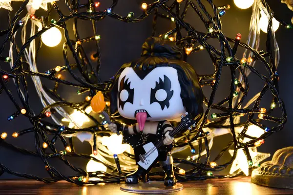 Ünlü müzisyen Gene Simmons 'ın Funko Pop aksiyon figürü The Demon grubunun solisti Kiss. Sıcak aydınlatma, ateş gösterisi, siyah arka plan, karanlık ruh hali..