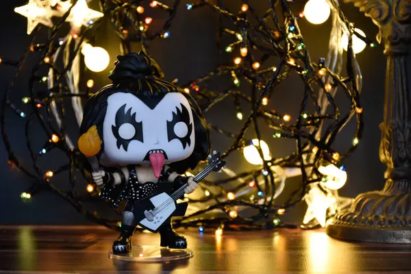 Ünlü müzisyen Gene Simmons 'ın Funko Pop aksiyon figürü The Demon grubunun solisti Kiss. Sıcak aydınlatma, ateş gösterisi, siyah arka plan, karanlık ruh hali..