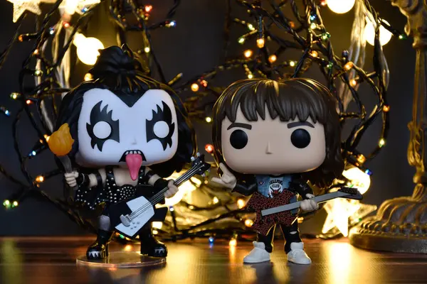 Gene Simmons The Demon 'ın Funko Pop aksiyon figürleri, Kiss and Eddie TV dizisi Stranger Things' den. Sıcak ışıklandırma, renkli ışıklar, siyah arkaplan.