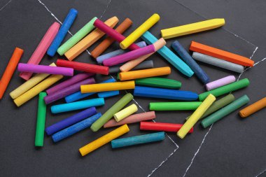 Siyah kağıt üzerine çizim yapmak için renkli pastel boya kalemleri