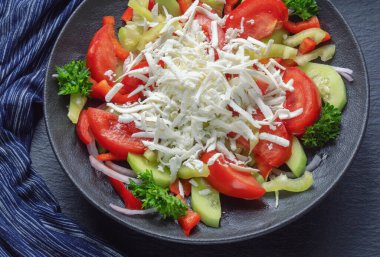 Balkan mutfağı. Shopska Salatası, geleneksel Balkan yemeği. Sebze ve peynirden yapılır.