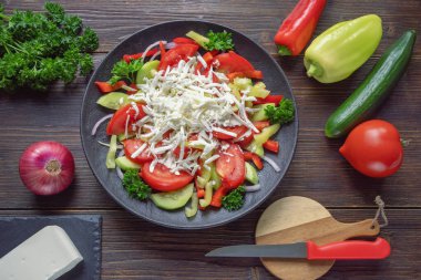 Balkan mutfağı. Shopska Salatası, geleneksel Balkan yemeği. Salatalık, domates, soğan, biber ve beyaz peynirden yapılır.
