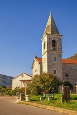 Dini mimari, Balkanlar. Karadağ. Aziz Roch Katolik Kilisesi (St Roko) manzarası. Tivat, Donja Lastva Köyü