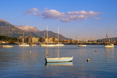 Güneşli bahar gününde güzel Akdeniz manzarası. Karadağ, Adriyatik Denizi. Kotor Körfezi ve Tivat şehri manzarası. Porto Montenegro marinasındaki yelkenli tekneleri