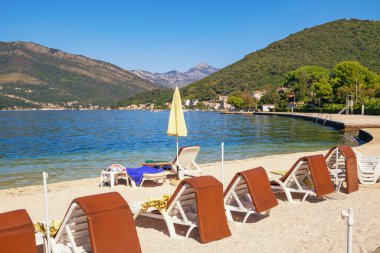 Güzel Akdeniz manzarası. Sonbahar kumsal tatili. Karadağ, Adriyatik Denizi. Kotor Körfezi, Tivat şehri yakınlarında.