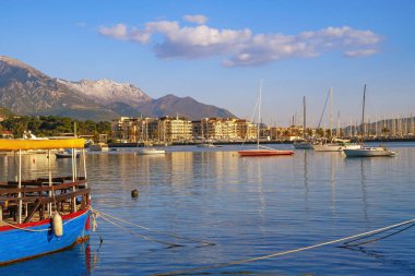 Güzel Akdeniz manzarası. Karadağ, Adriyatik Denizi. Güneşli bahar gününde Kotor Körfezi ve Tivat şehri manzarası
