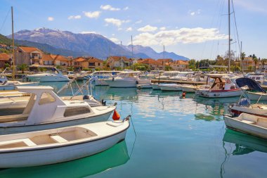 Limanda balıkçı tekneleri. Güzel Akdeniz manzarası. Karadağ, Tivat kenti ve marina Kalimanj manzarası