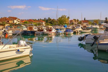 Güzel güneşli Akdeniz manzarası. Limanda balıkçı tekneleri. Karadağ, Tivat kenti ve marina Kalimanj manzarası