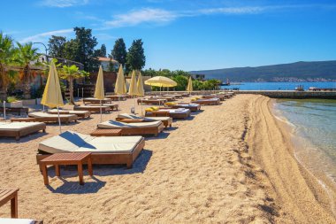 Güneşli bir günde güzel Akdeniz manzarası. Sonbahar terk edilmiş plaj, sahil tatili. Karadağ, Adriyatik Denizi. Kotor Körfezi, Tivat şehri yakınlarında.