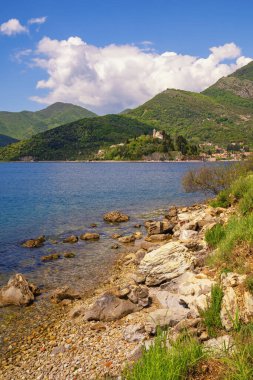 Güzel Akdeniz manzarası. Karadağ. Kotor Körfezi kıyısında, Verige Boğazı yakınlarında. Kamenari köyü ve Kutsal Pazar Kilisesi uzakta. 