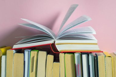 Açık ve sıra sıra farklı kitaplar. Okuma, eğitim, öğrenme kavramları. Boşluğu kopyala