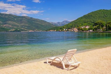 Güzel güneşli Akdeniz manzarası. Karadağ, Adriyatik Denizi. Tivat kenti yakınlarındaki Kotor Körfezi manzarası
