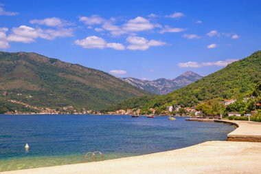 Güzel güneşli Akdeniz manzarası. Karadağ, Adriyatik Denizi. Tivat kenti yakınlarındaki Kotor Körfezi manzarası, Seljanovo köyü seti