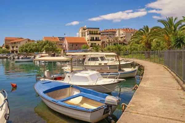 Güzel güneşli Akdeniz manzarası. Limanda balıkçı tekneleri. Karadağ, Tivat kenti ve marina Kalimanj manzarası