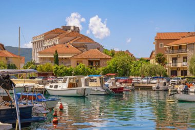Güzel güneşli Akdeniz manzarası. Karadağ, Tivat şehri. Kalimanj marinası ve limandaki balıkçı tekneleri manzarası