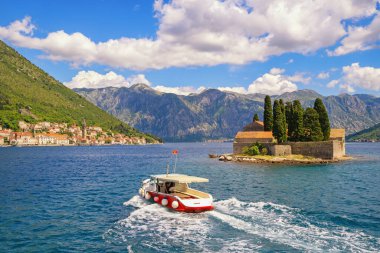 Güzel güneşli Akdeniz manzarası. Karadağ, Adriyatik Denizi. Kotor Körfezi ve St. George Adası 'nın manzarası. Perast kasabası açıklarındaki antik Benedikt manastırı. 