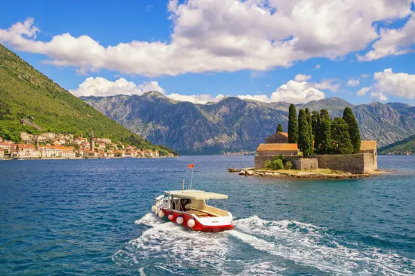 Güzel güneşli Akdeniz manzarası. Karadağ, Adriyatik Denizi. Kotor Körfezi ve St. George Adası 'nın manzarası. Perast kasabası açıklarındaki antik Benedikt manastırı. 