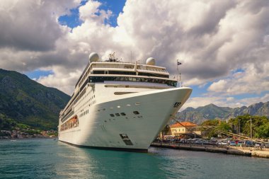 Kotor, Karadağ - 18 Mayıs 2025: Kotor kentindeki MSC LIRICA yolcu gemisi. Karadağ 'ın Kotor Körfezi Kıyısı