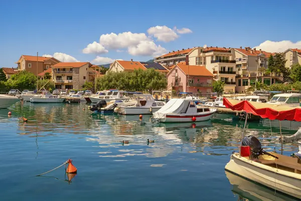  Güzel güneşli Akdeniz manzarası. Limanda balıkçı tekneleri. Karadağ, Tivat kenti ve marina Kalimanj manzarası