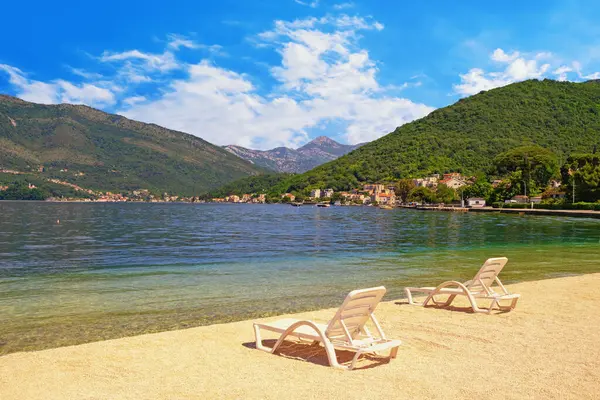 Güzel Akdeniz manzarası. Karadağ, Adriyatik Denizi. Güneşli bahar gününde Tivat şehrinin yakınlarındaki Kotor Körfezi manzarası