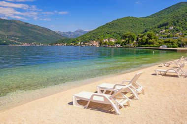 Güzel güneşli Akdeniz manzarası. Plaj tatili Karadağ, Adriyatik Denizi. Tivat kenti yakınlarındaki Kotor Körfezi manzarası
