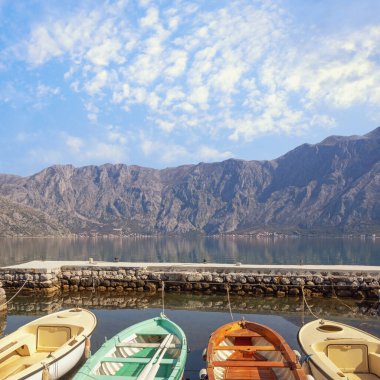 Güzel Akdeniz manzarası. Karadağ, Adriyatik Denizi. Prcanj kasabası yakınlarındaki Kotor Körfezi 'nin manzarası. Küçük limanda renkli balıkçı tekneleri